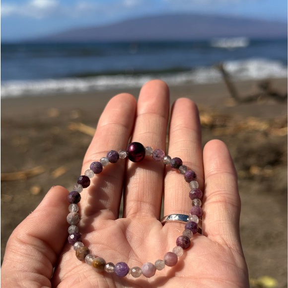 B74. Plum Purple Freshwater Pearl W/ Faceted Rubies & Labradorite Bracelet - Picture 5 of 8